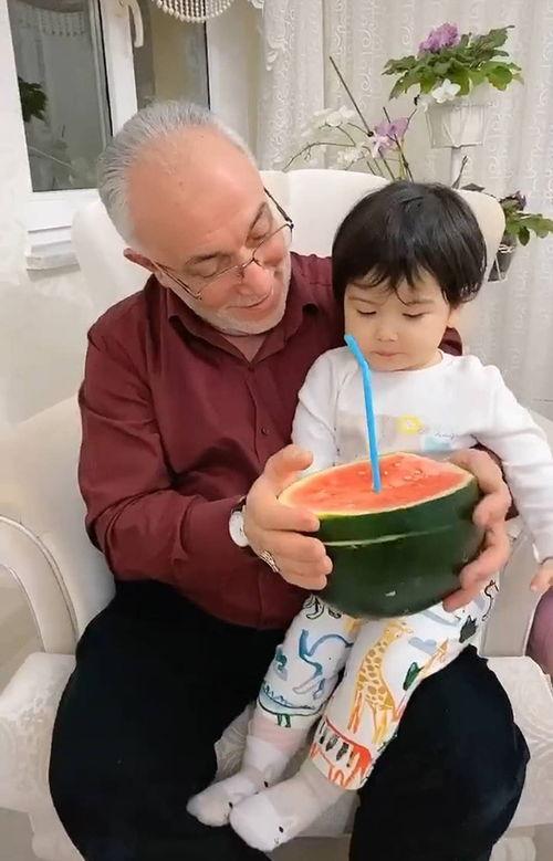 吃瓜爷爷与吃瓜奶,揭秘老一辈的“瓜界传奇”